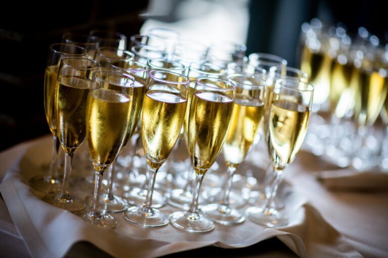 Image of champagne-filled glasses